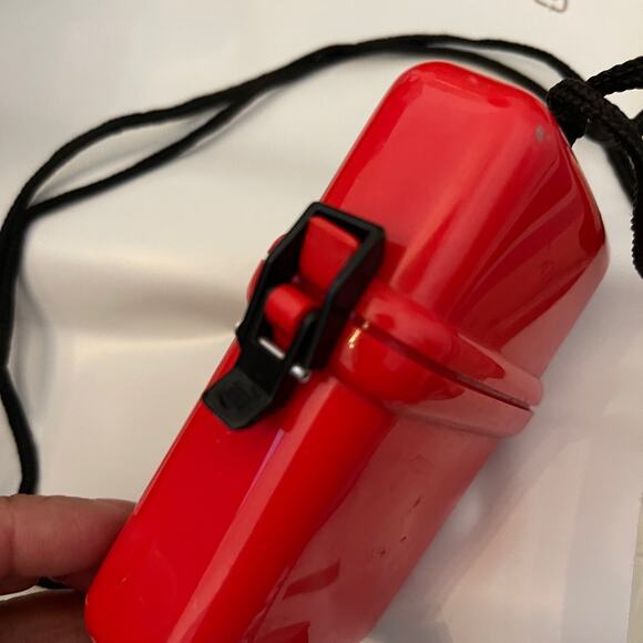 Looney Tunes 1997 Warner Bros Six Flags Tasmanian Devil Coin ID Protector Case - Picture 4 of 6